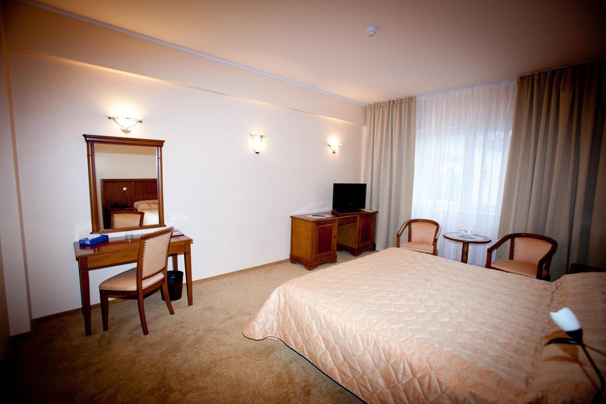 Hotel Maxim Oradea Exterior photo