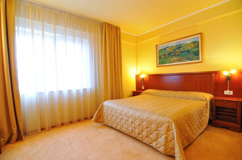 Hotel Maxim Oradea Exterior photo