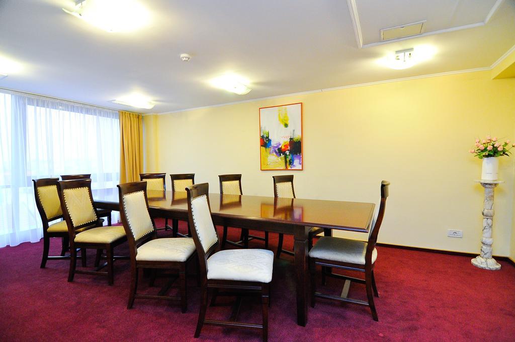 Hotel Maxim Oradea Exterior photo