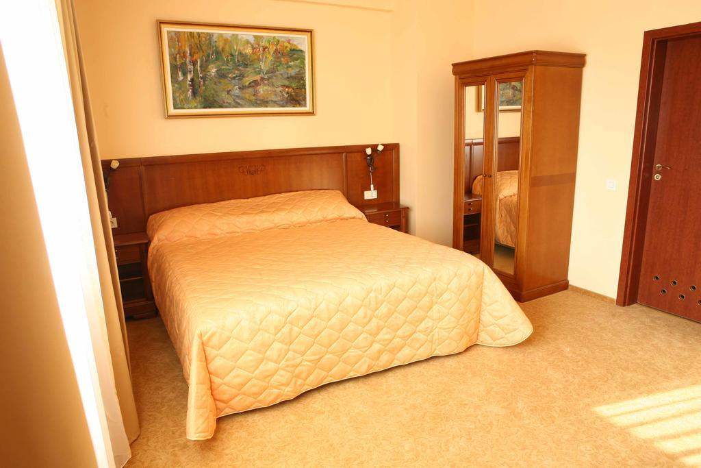 Hotel Maxim Oradea Exterior photo
